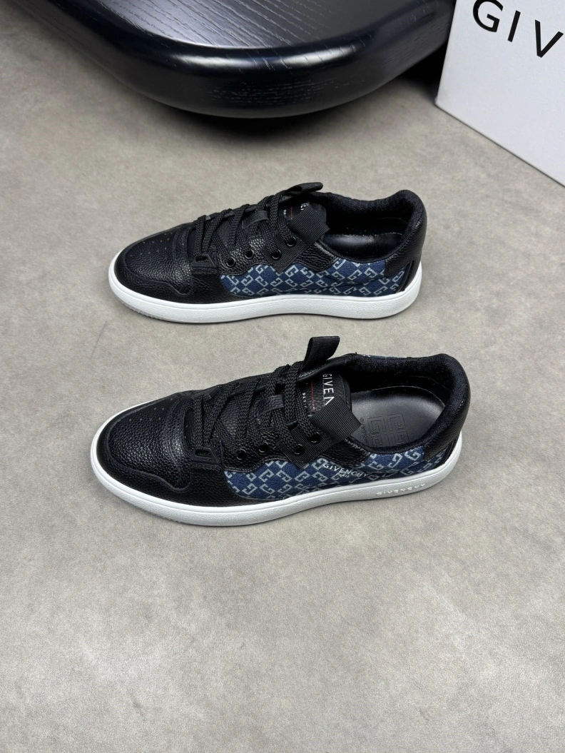 WellDesigned Gxvxnchy Sneakers 152110