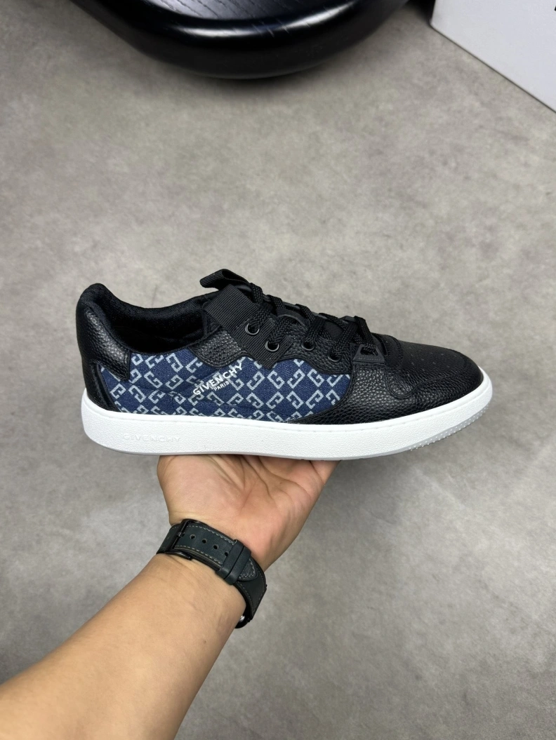 WellDesigned Gxvxnchy Sneakers 152110