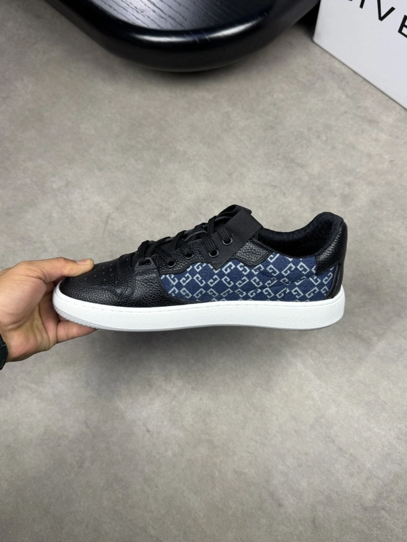 WellDesigned Gxvxnchy Sneakers 152110