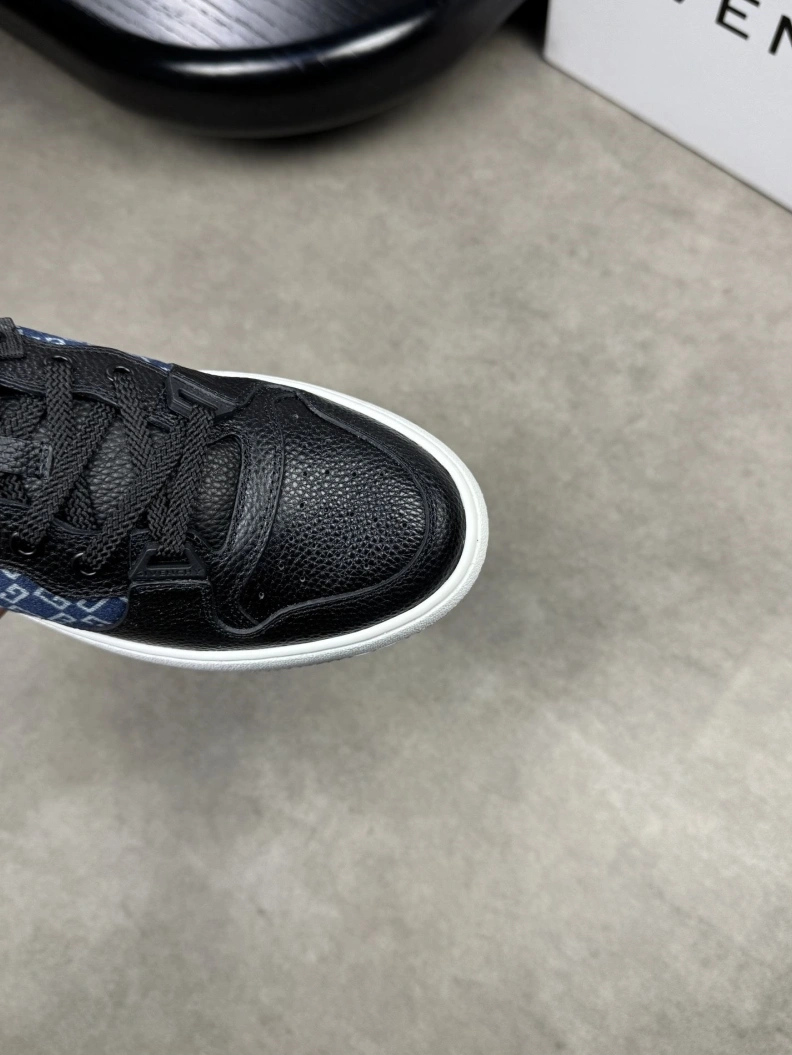 WellDesigned Gxvxnchy Sneakers 152110