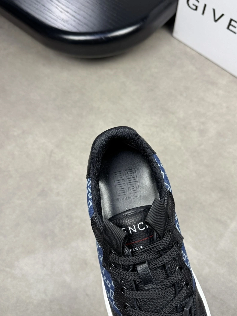 WellDesigned Gxvxnchy Sneakers 152110