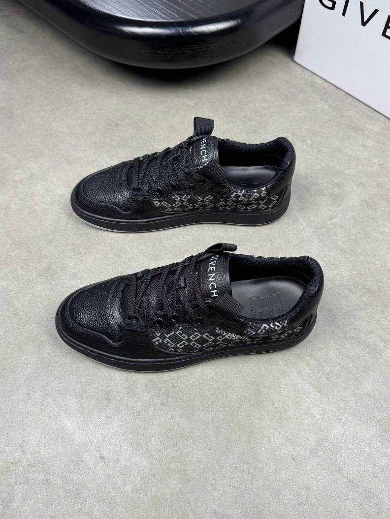 Trendsetting Gxvxnchy Sneakers 152108