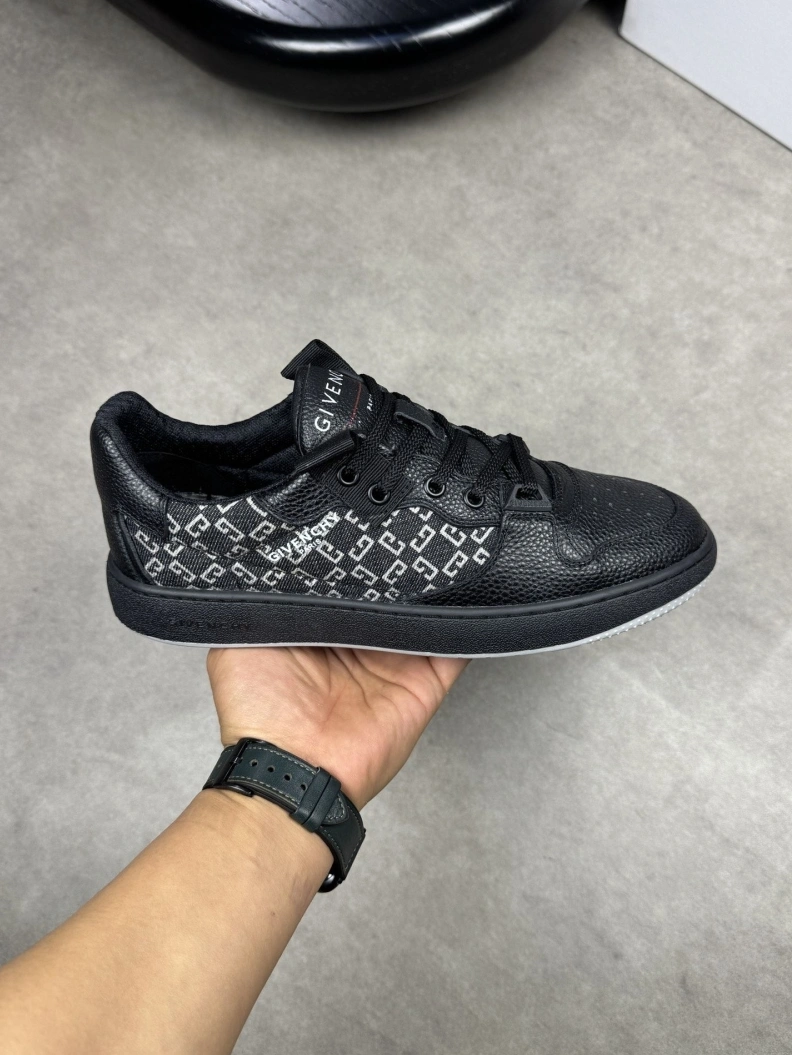 Trendsetting Gxvxnchy Sneakers 152108