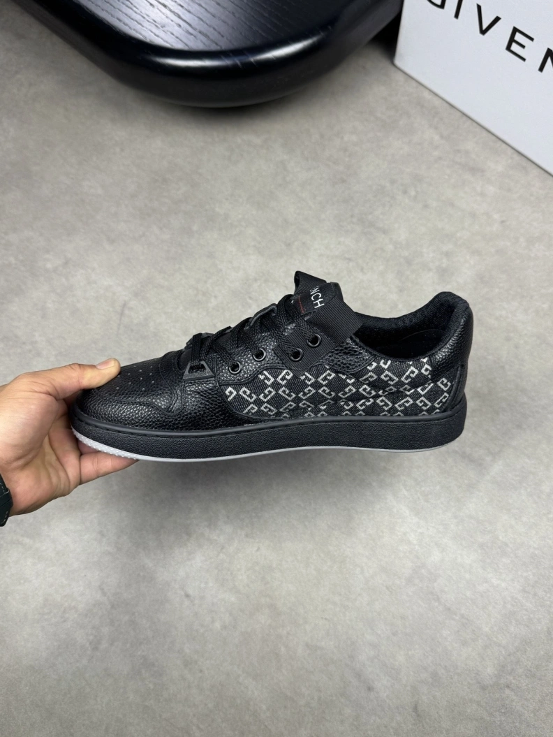 Trendsetting Gxvxnchy Sneakers 152108