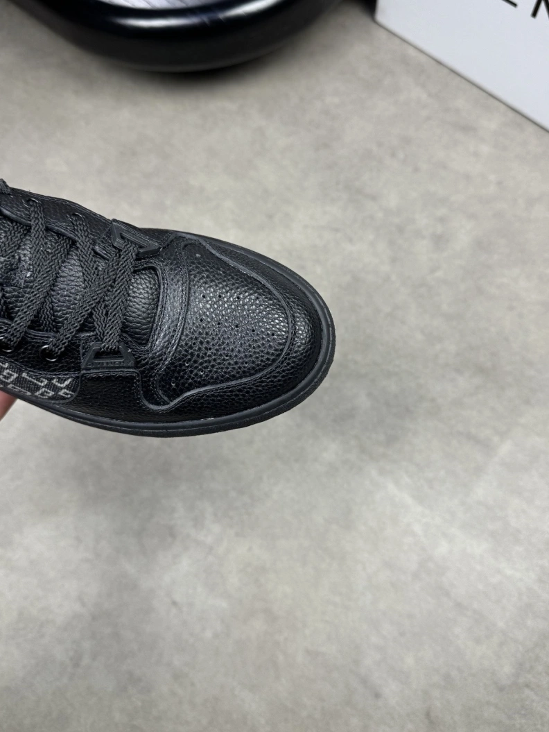 Trendsetting Gxvxnchy Sneakers 152108
