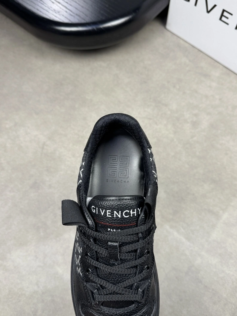 Trendsetting Gxvxnchy Sneakers 152108