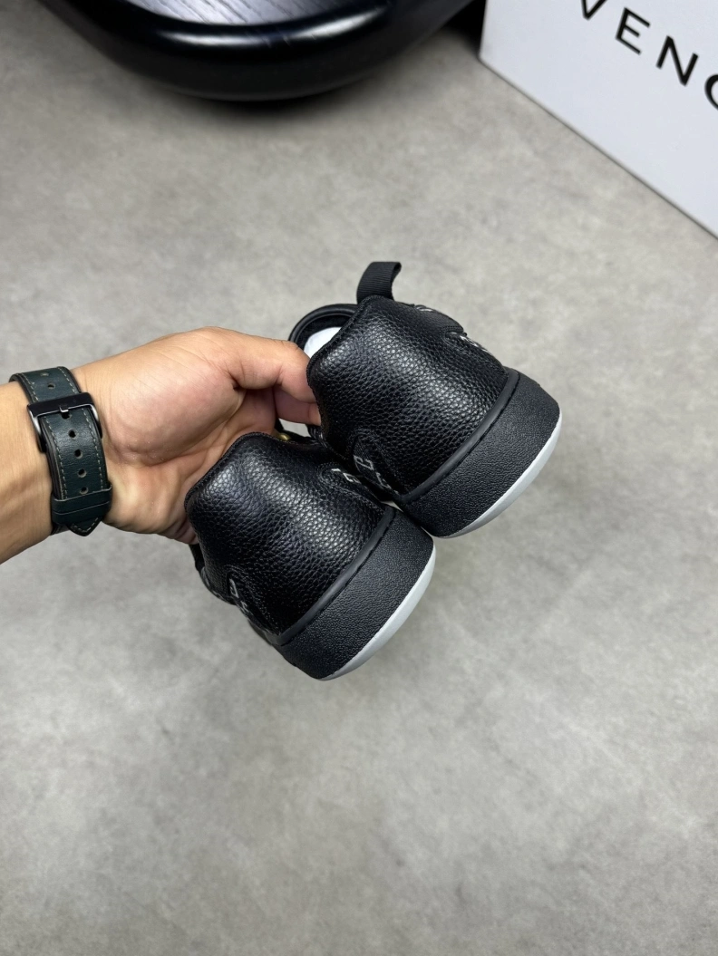 Trendsetting Gxvxnchy Sneakers 152108