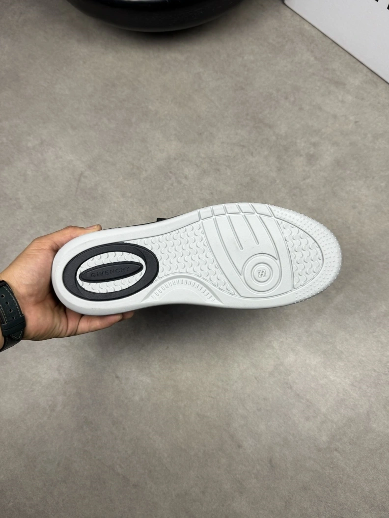 Trendsetting Gxvxnchy Sneakers 152108