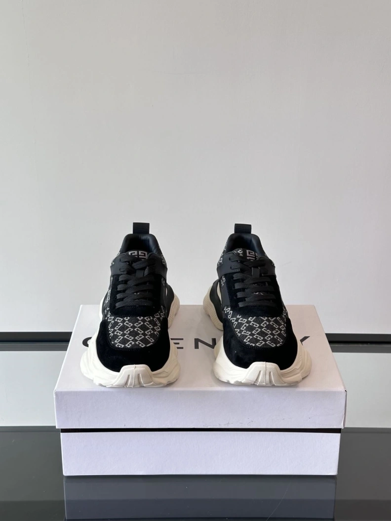 Classic Gxvxnchy Sneakers 152093