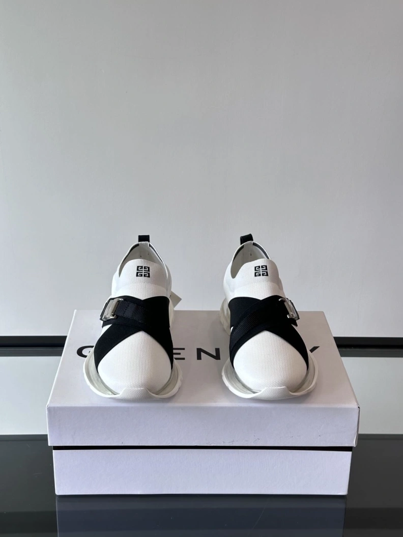 Compact Gxvxnchy Sneakers 152107