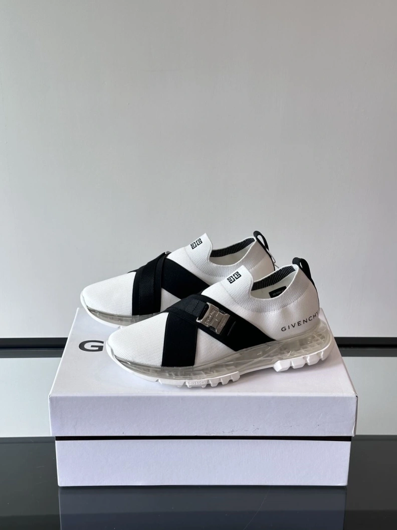 Compact Gxvxnchy Sneakers 152107