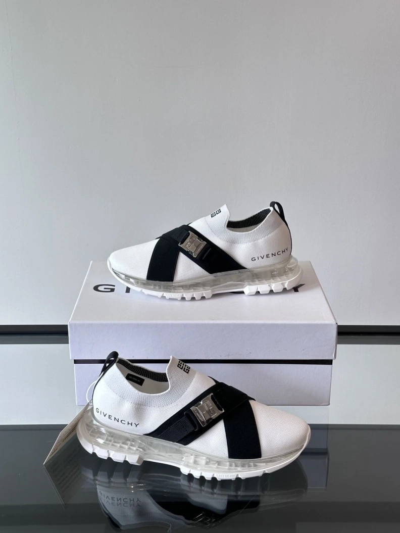 Compact Gxvxnchy Sneakers 152107