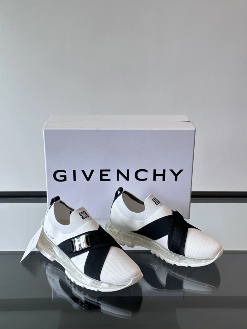 Compact Gxvxnchy Sneakers 152107