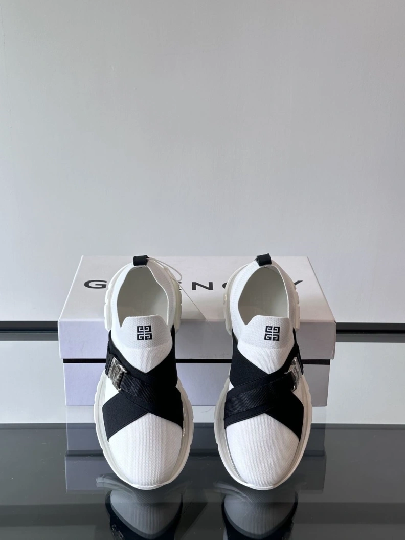 Compact Gxvxnchy Sneakers 152107