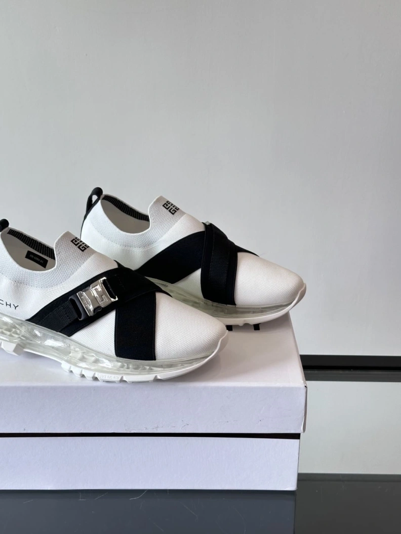Compact Gxvxnchy Sneakers 152107