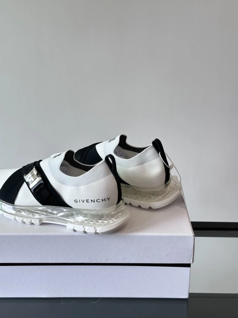 Compact Gxvxnchy Sneakers 152107