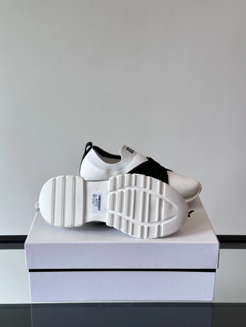 Compact Gxvxnchy Sneakers 152107