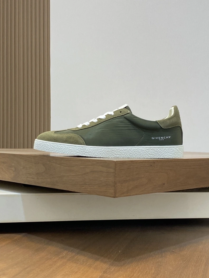 Resilient Gxvxnchy Sneakers 152075
