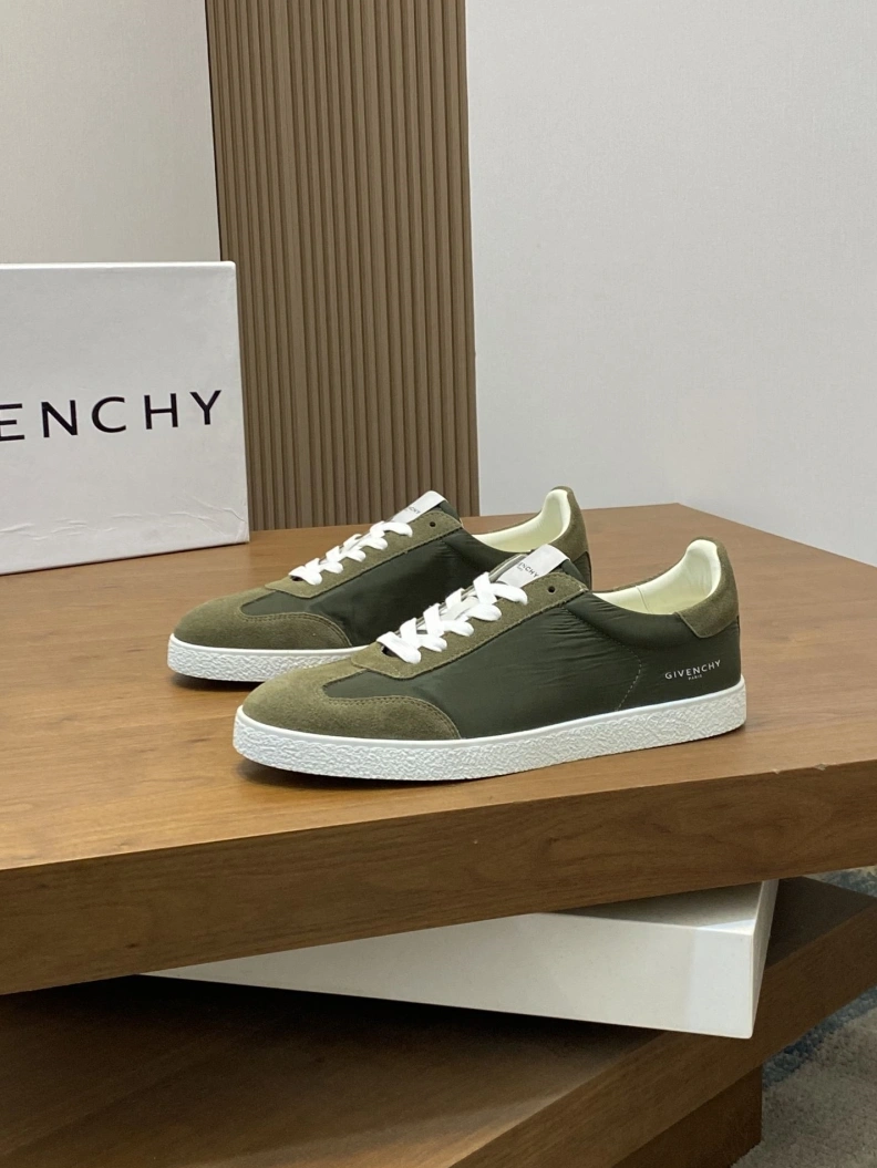 Resilient Gxvxnchy Sneakers 152075