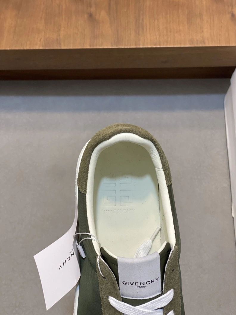 Resilient Gxvxnchy Sneakers 152075