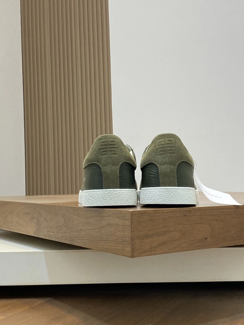 Resilient Gxvxnchy Sneakers 152075