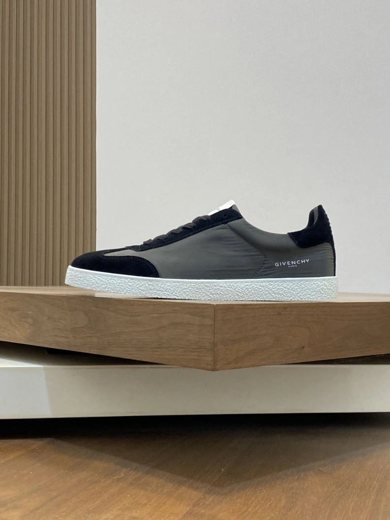 Sleek Gxvxnchy Sneakers 152077