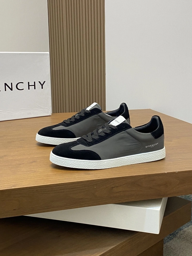 Sleek Gxvxnchy Sneakers 152077