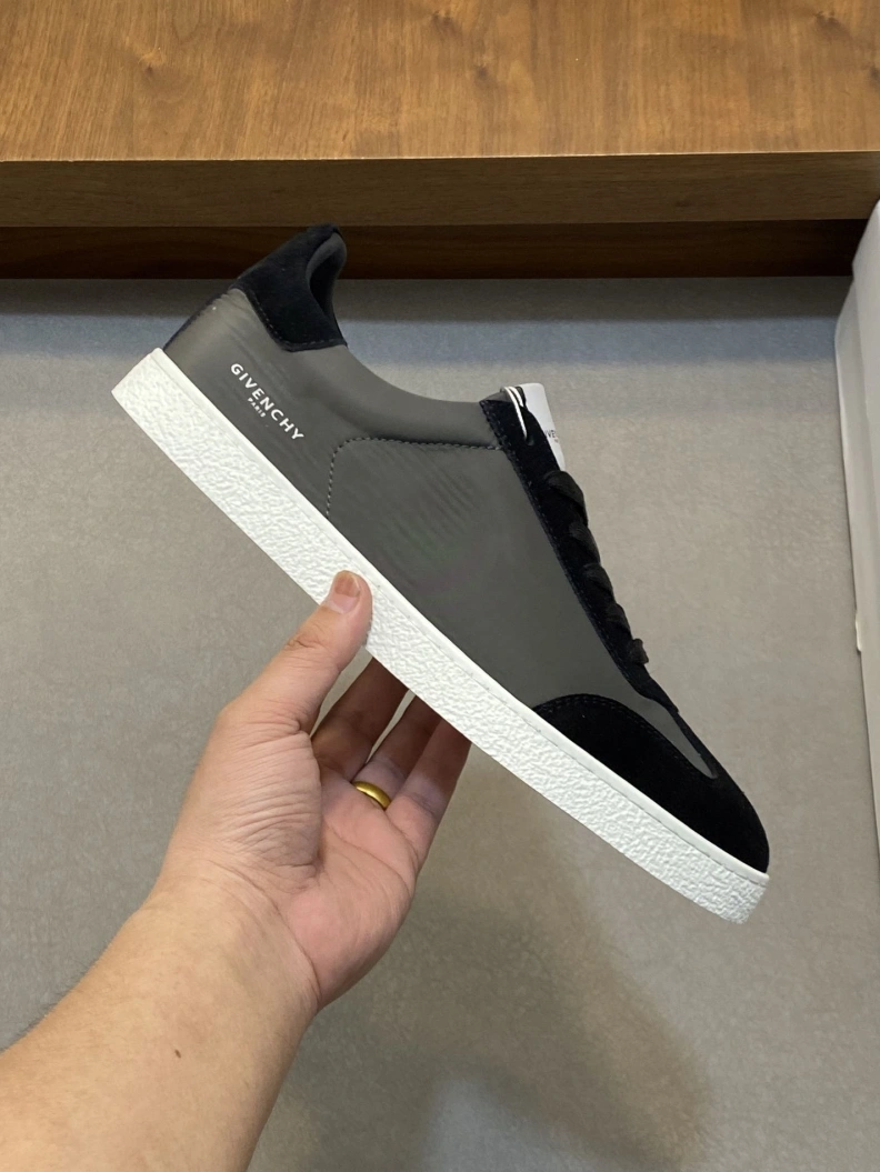 Sleek Gxvxnchy Sneakers 152077