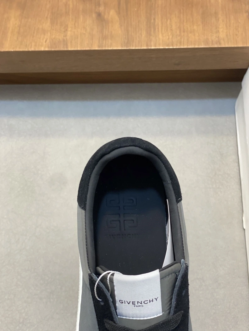 Sleek Gxvxnchy Sneakers 152077