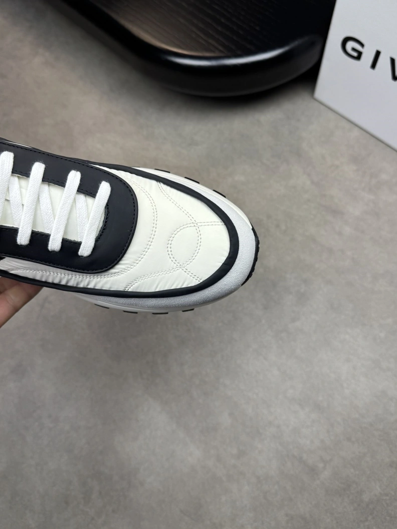 Gxvxnchy Sneakers Trendsetting 152076