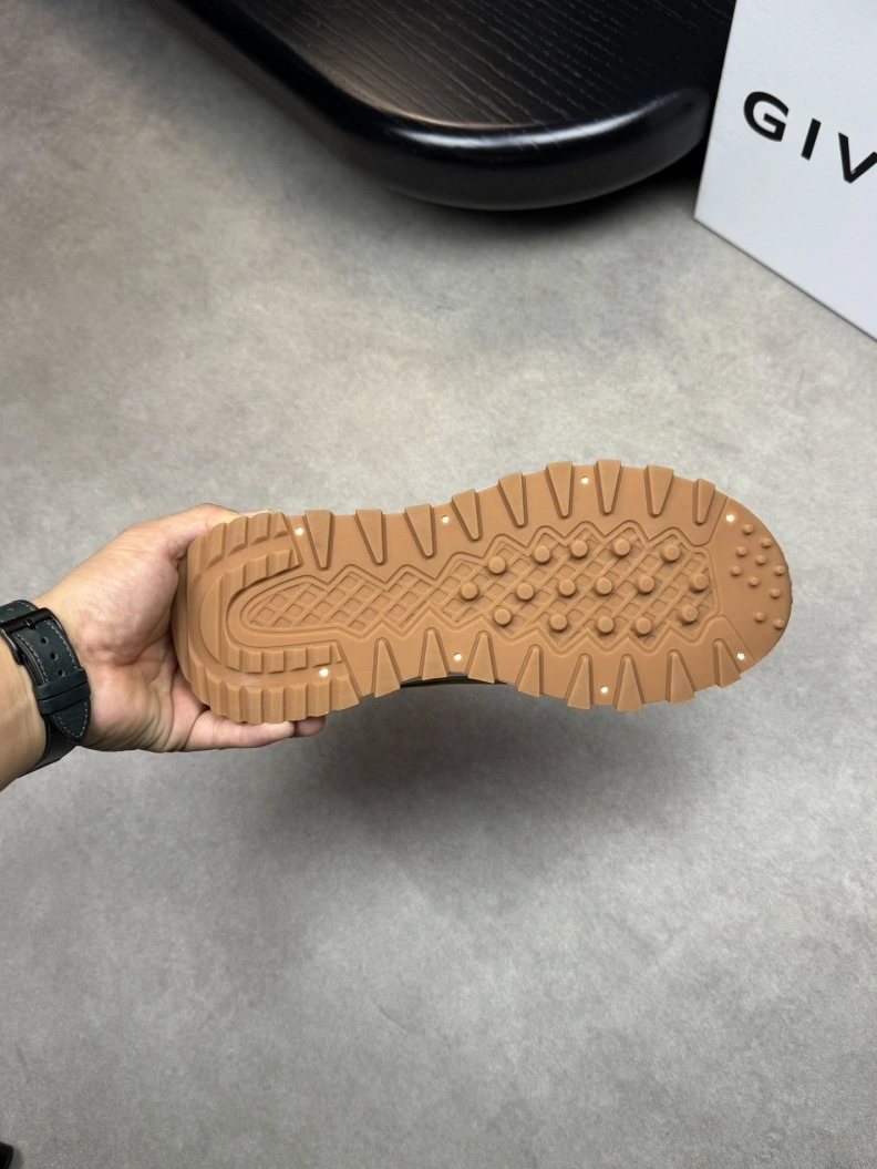 Gxvxnchy Sneakers Resilient 152061