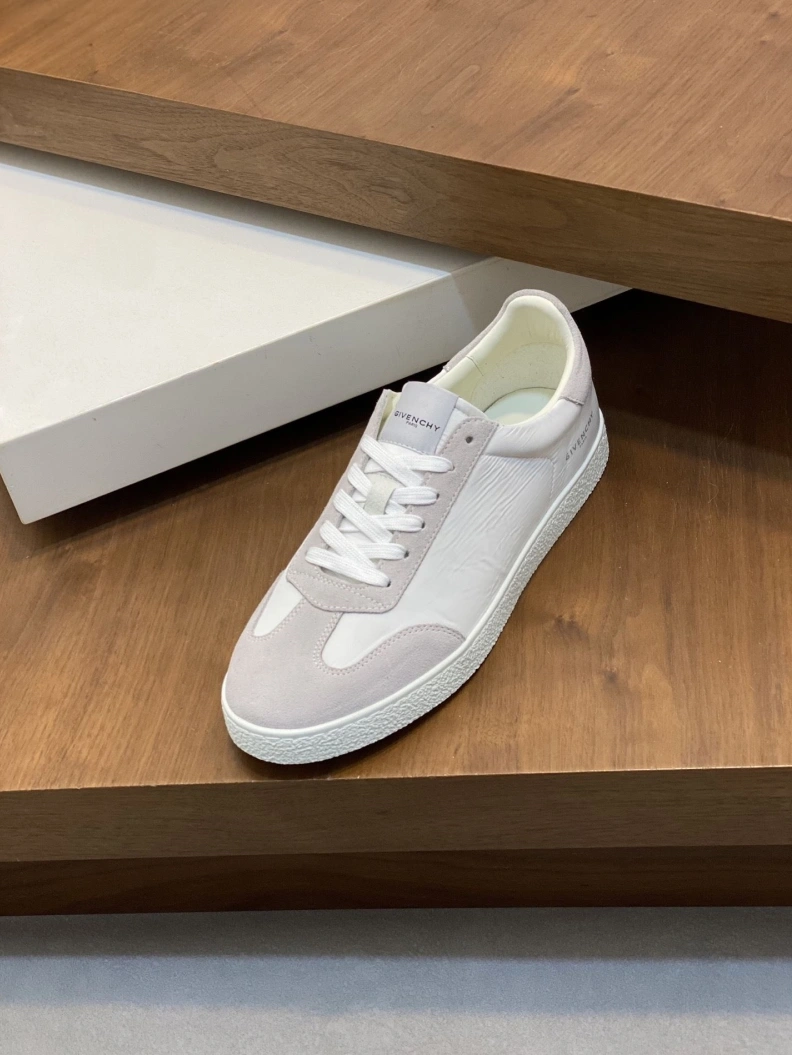 Soft Gxvxnchy Sneakers 152067