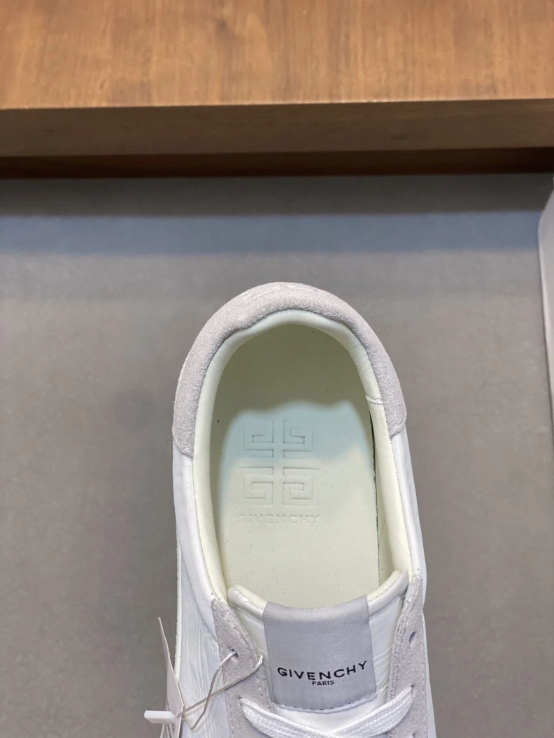 Soft Gxvxnchy Sneakers 152067