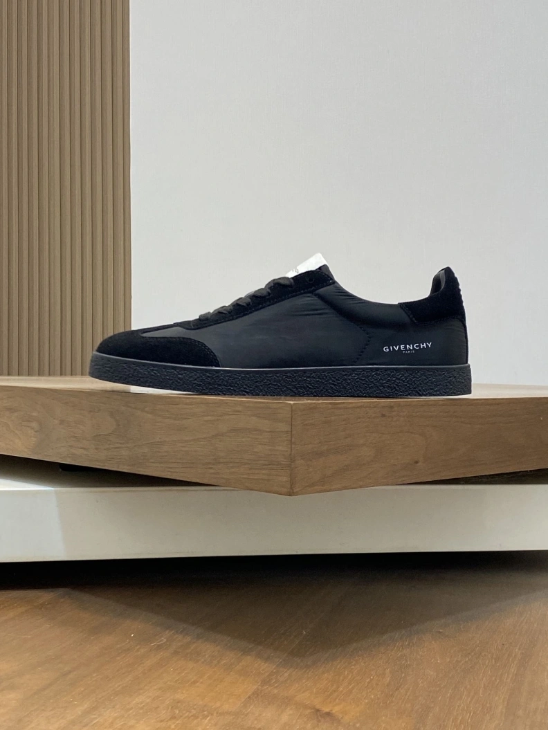 Gxvxnchy Sneakers EasyMatch 152059