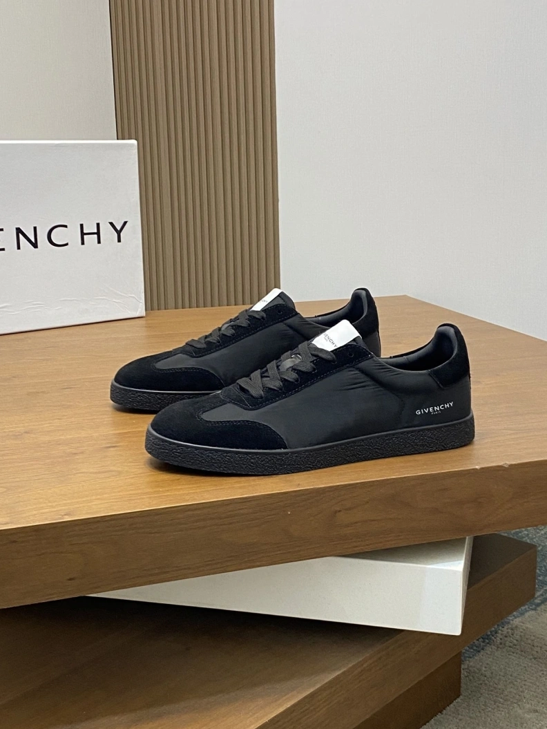 Gxvxnchy Sneakers EasyMatch 152059