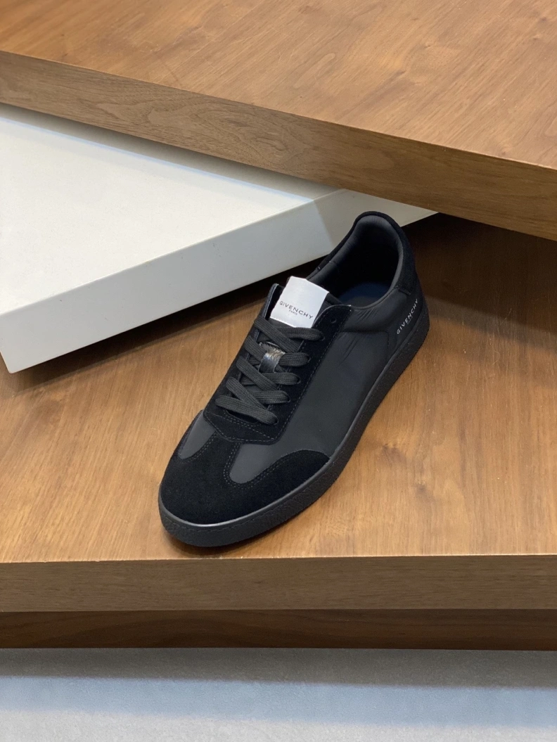 Gxvxnchy Sneakers EasyMatch 152059