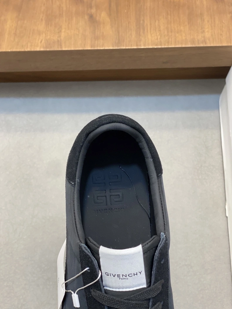 Gxvxnchy Sneakers EasyMatch 152059