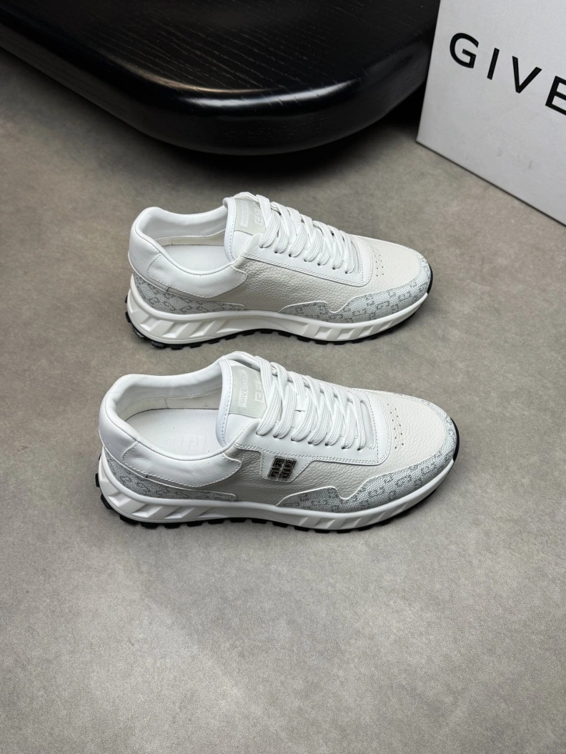 Compact Gxvxnchy Sneakers 152071