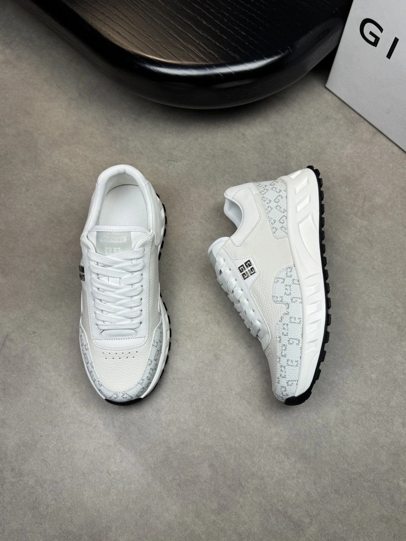 Compact Gxvxnchy Sneakers 152071