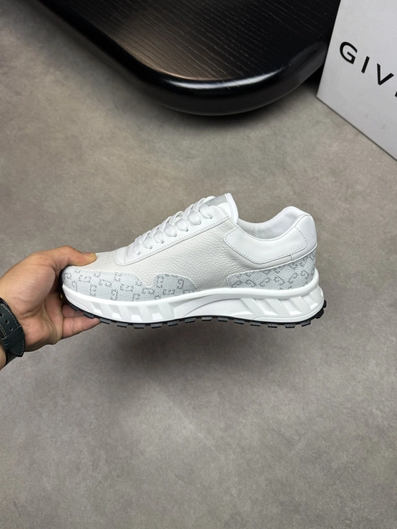 Compact Gxvxnchy Sneakers 152071