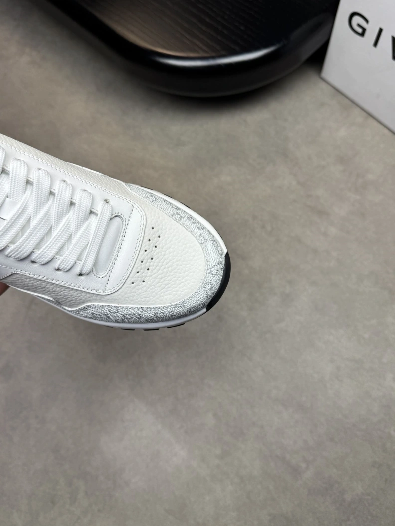 Compact Gxvxnchy Sneakers 152071