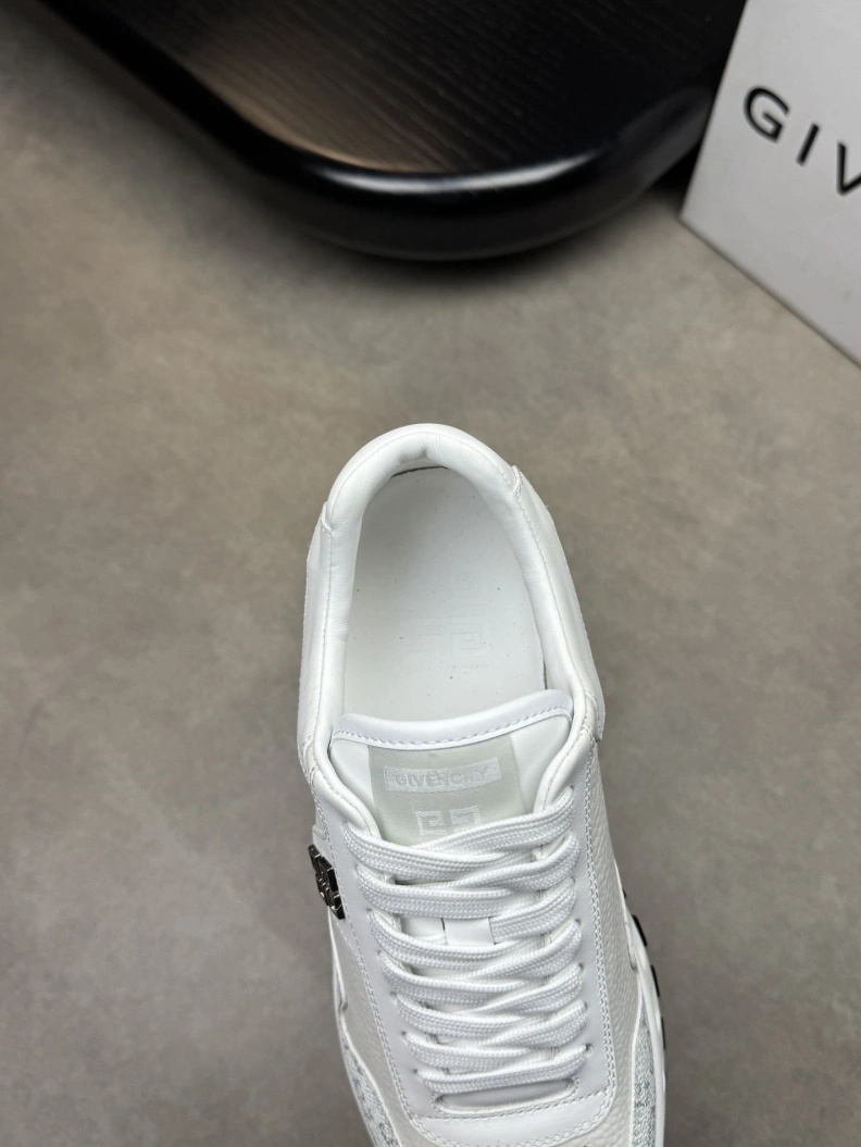 Compact Gxvxnchy Sneakers 152071
