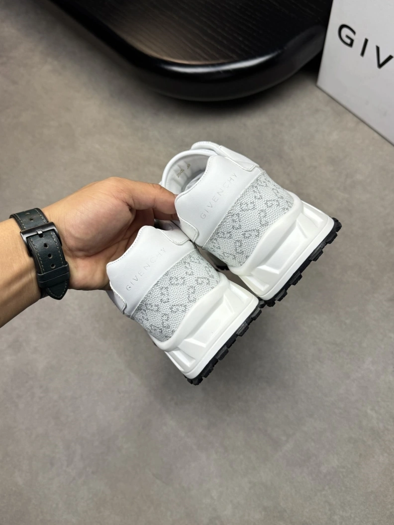 Compact Gxvxnchy Sneakers 152071