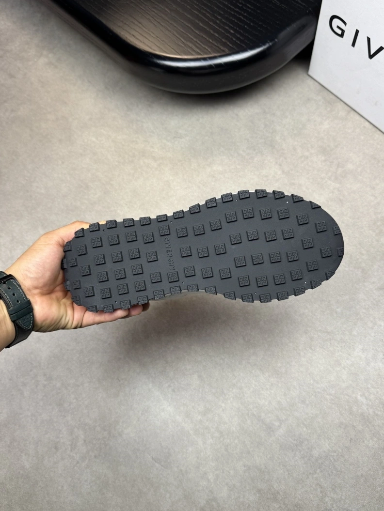 Compact Gxvxnchy Sneakers 152071