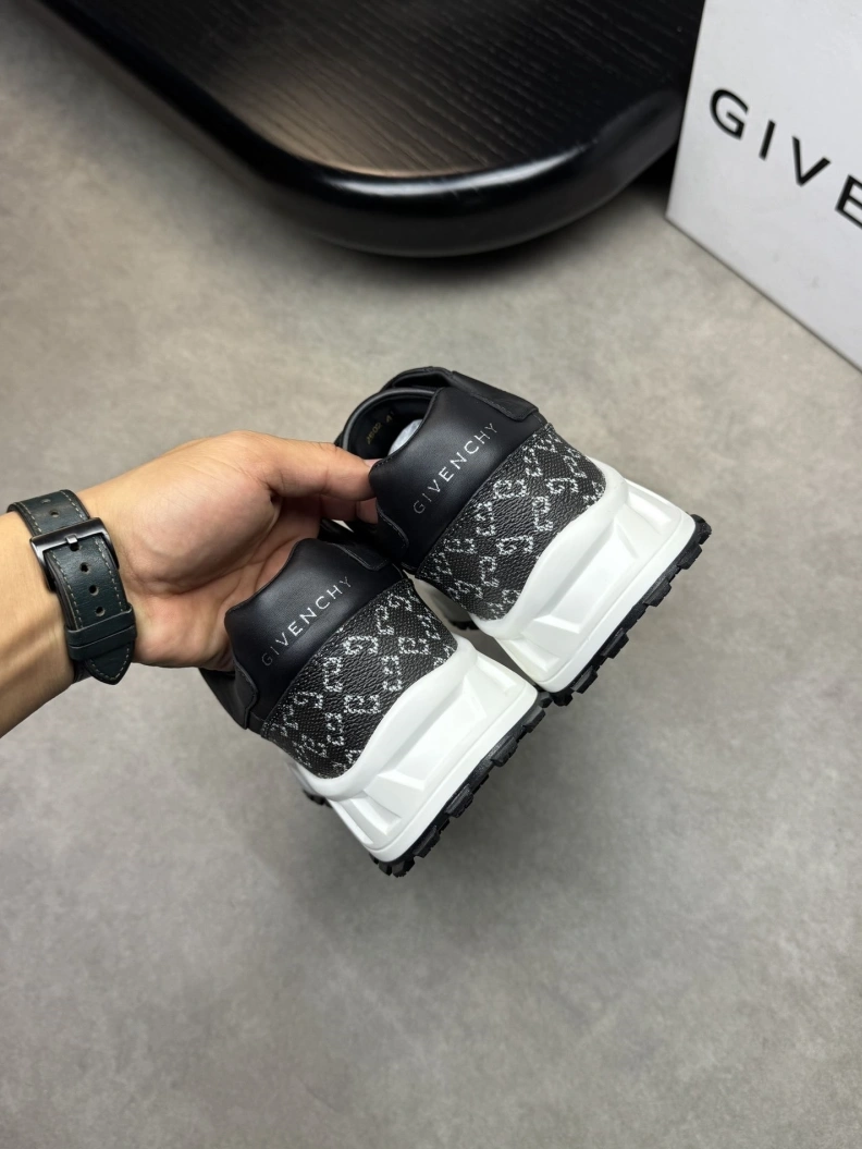 Gxvxnchy Sneakers Resilient 152049