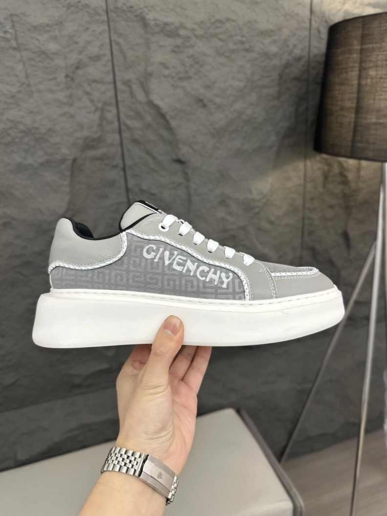 Gxvxnchy Sneakers EyeCatching 152063