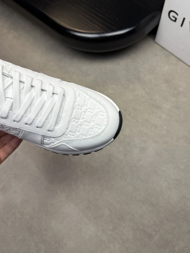 DailyWear Gxvxnchy Sneakers 151944
