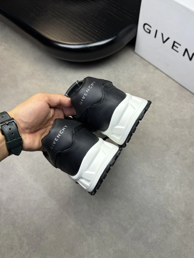 Refined Gxvxnchy Sneakers 151927