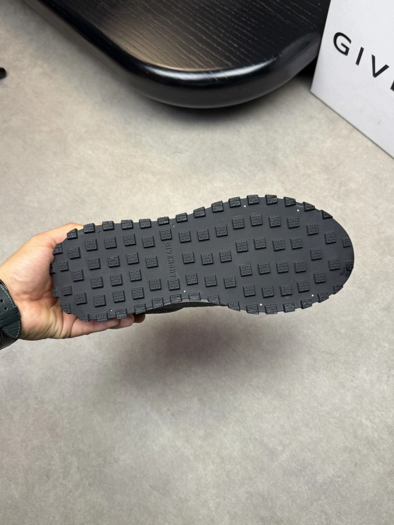 Refined Gxvxnchy Sneakers 151927
