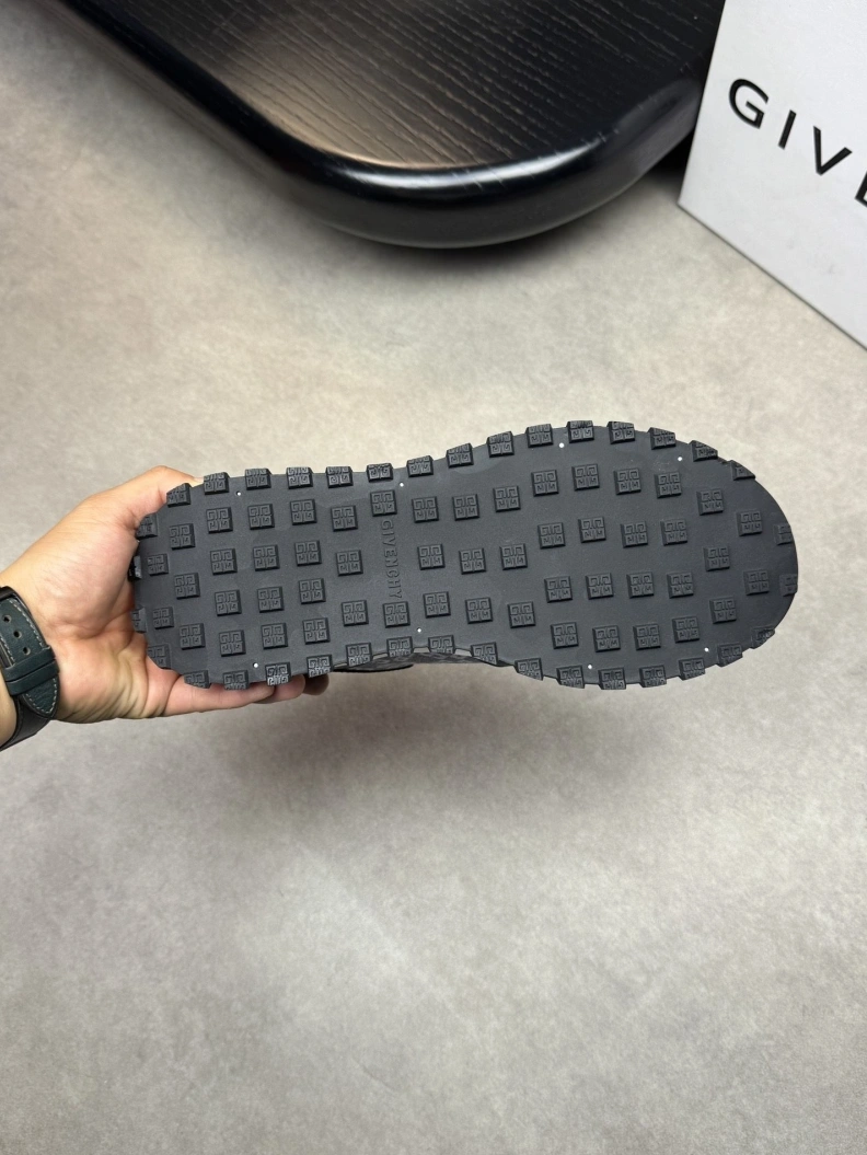 Bold Gxvxnchy Sneakers 151929